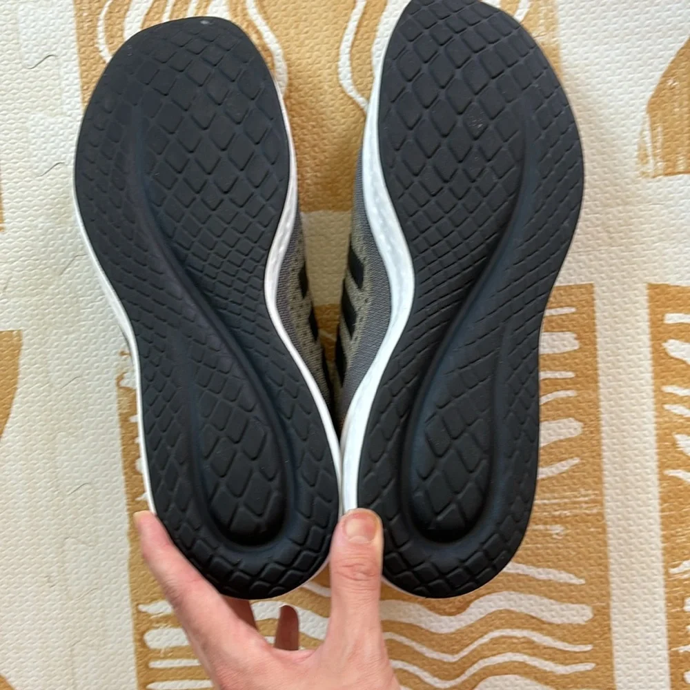 Adidas bounce shoes brand new, never worn. - Picture 5 of 6